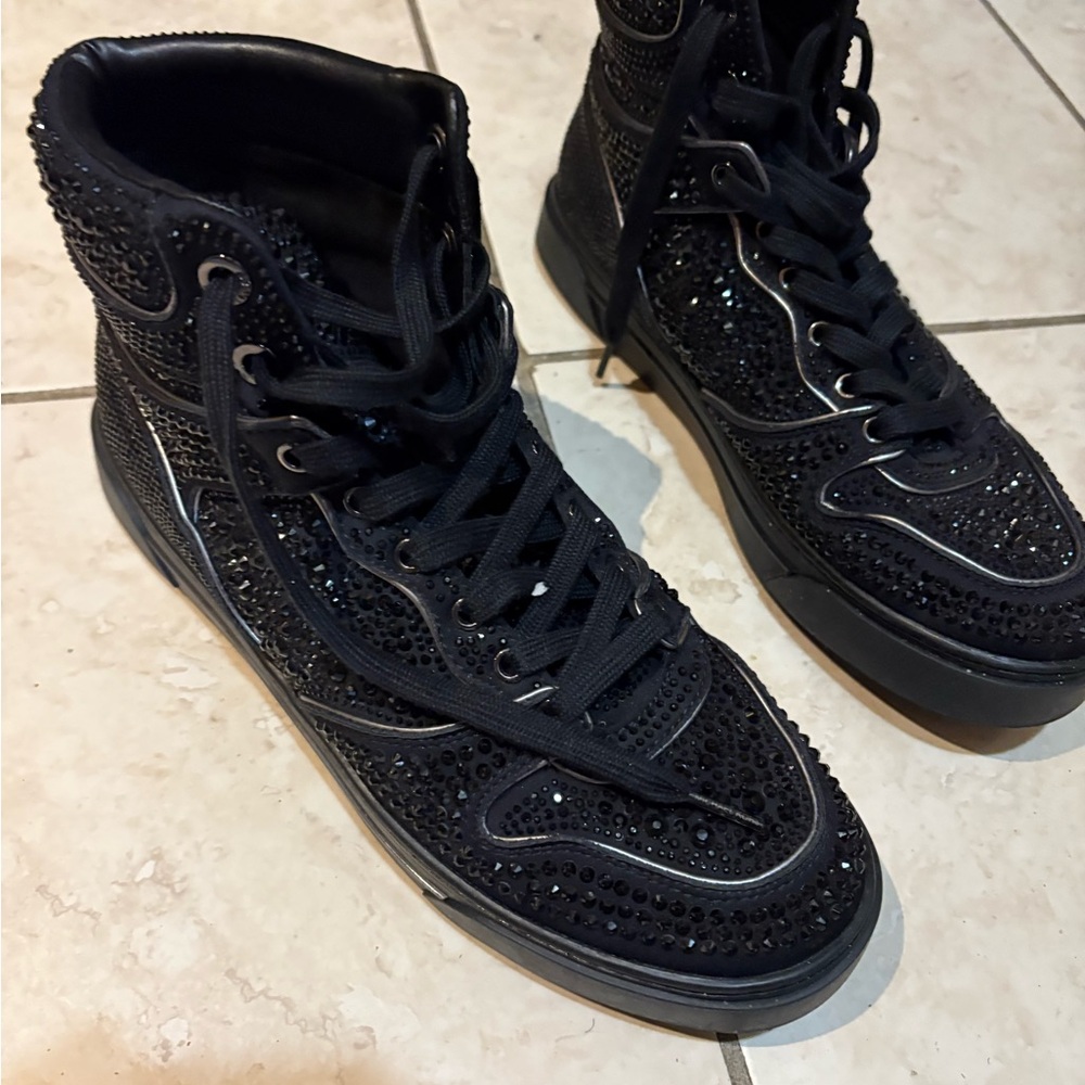 michael korrs shoes size 8 for men or 9 for women..